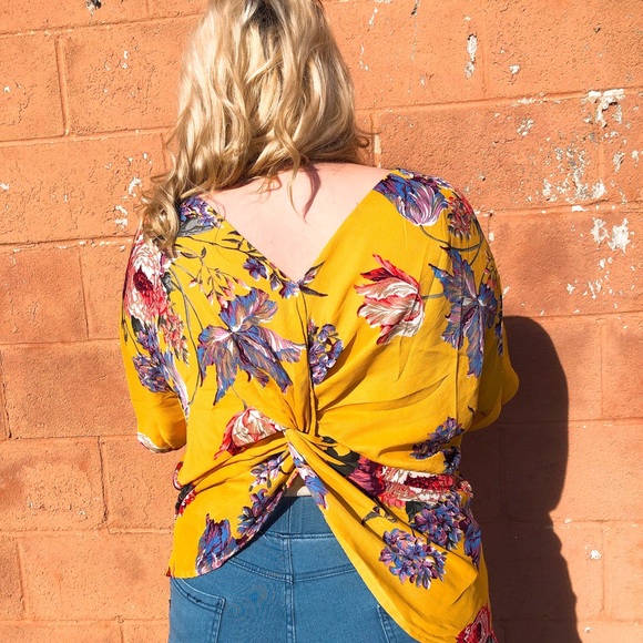 Umgee Plus Reversible Floral Twist Front Top - Picture 2 of 6